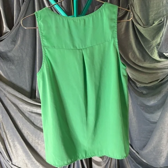 Everly green sleeveless blouse size small - Picture 2 of 7